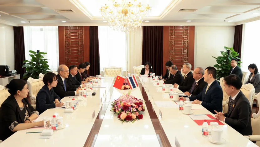 张军会见泰国最高行政法院院长巴西萨·米...