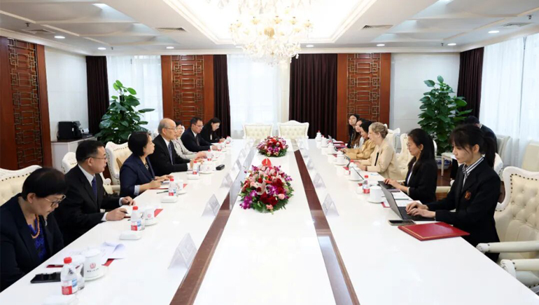 张军会见联合国副秘书长、联合国环境规划...